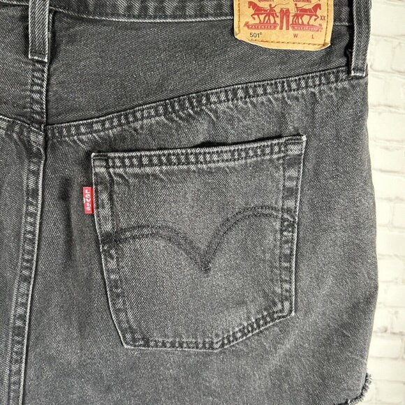 Levis 501 Button Fly High Rise Black Raw Hem Cut Off Shorts Sz 32 (32 x 2.5) - Picture 11 of 12